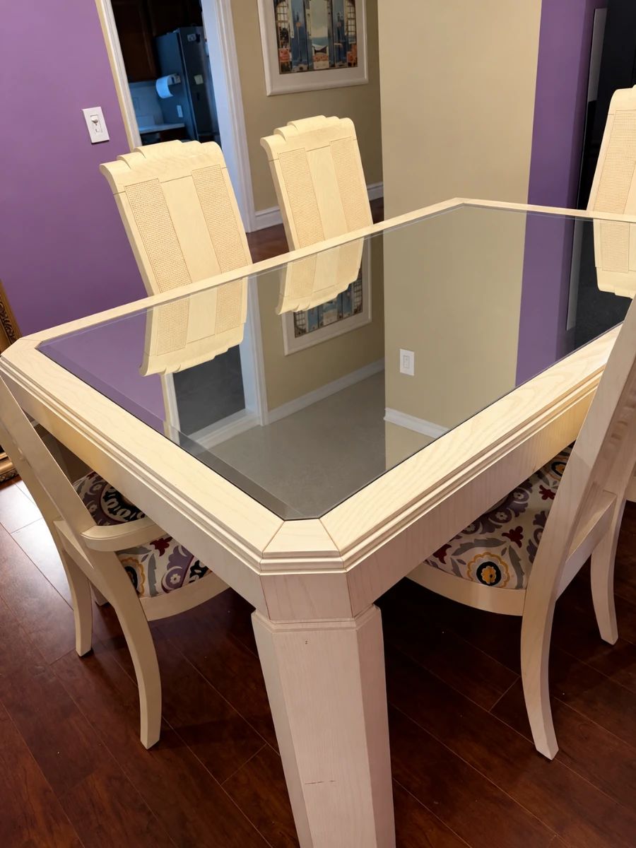 Clutterfree reflective dining table