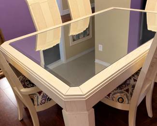 Clutterfree reflective dining table