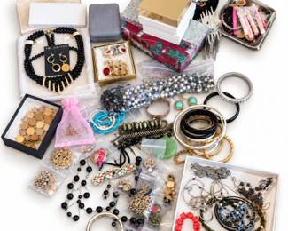 30 VintageCostumeJewelryAssortmentMysteryLot