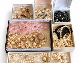 34 LargeVintagePearlRoseQuartzJewelryLot