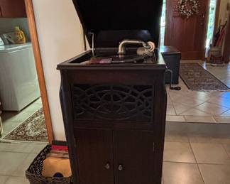 Victor Victrola VV-XVI Floor Model Phonograph