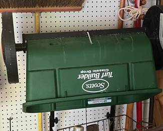 Scotts Turf Builder Classic Drop Spreader