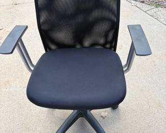 Black Mesh Swivel Office Chair - Estate Sales Warehouse (GR)