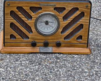 Vintage Classic Collectors Edition Model 9824 AM/FM Radio in Wood Cabinet