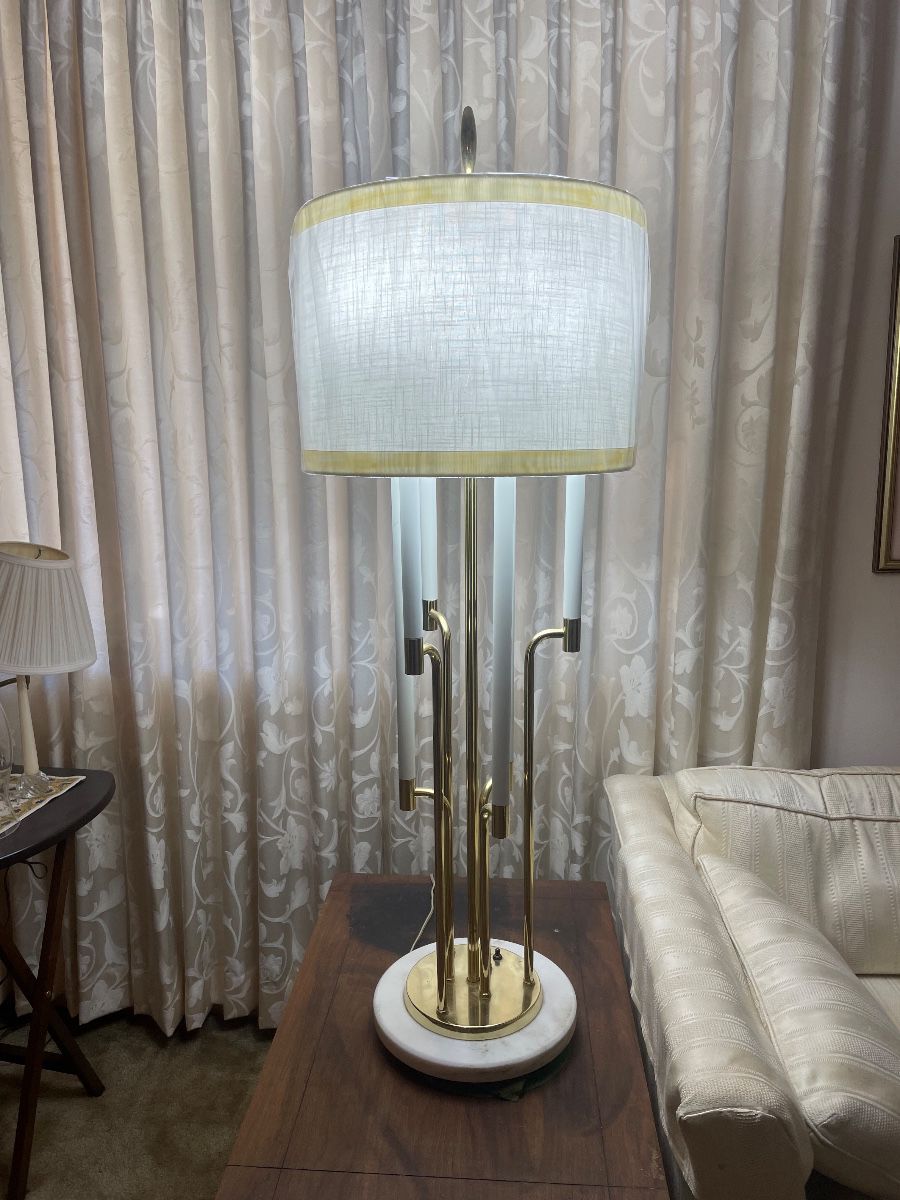 Mid-century modern Tommi Parzinger table lamp. In working condition. New lampshade.