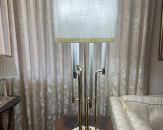 Mid-century modern Tommi Parzinger table lamp. In working condition. New lampshade.