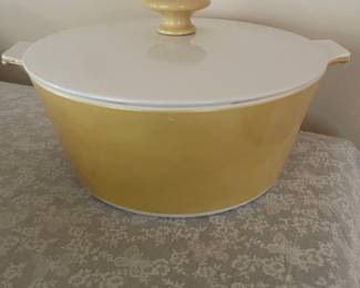 Yellow Corningware 2 1/2 quart covered casserole dish