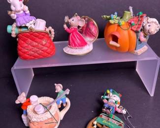 221 christmasmouseandholidayfigurineorn