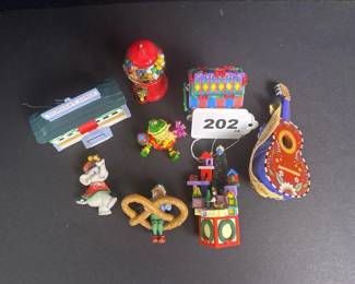 115 assortedchristmasornamentsandfigurin