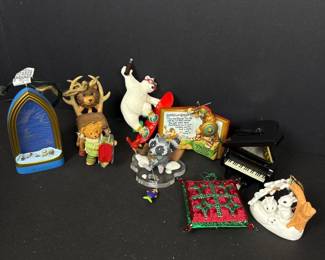 299 assortedchristmasornamentsandfigurin