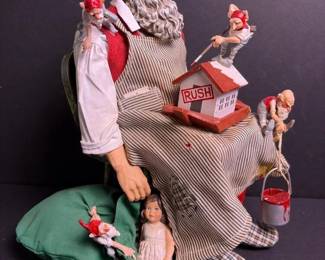 040 clothiquesantashelpersfigurinesanta