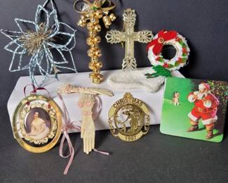051 assortedchristmasornamentswithwhite