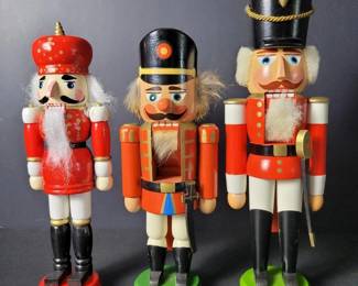 059 woodennutcrackerfiguresintraditional