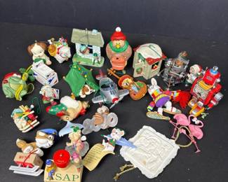 289 assortedchristmasornamentsandfigurin