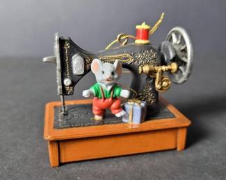214 sewingmachineornamentwithmousefigur