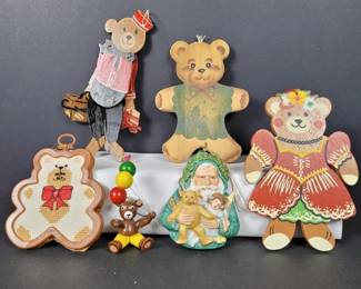 083 assortedteddybearandsantaclauschri