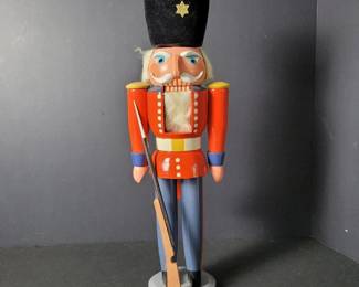 058 woodennutcrackersoldierintraditional