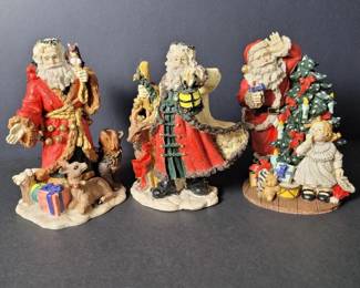 054 christmassantafigurineswithholidays