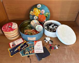 243 vintagesewingtinwithfloraldesignan