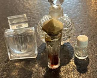 055 vintageglassperfumebottlesassortment