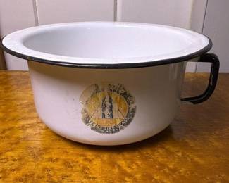 071 vintageenamelwarechamberpotwithpart
