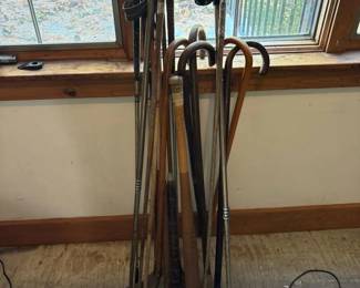 047 vintageskipolesandwalkingcanesasso