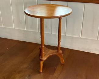 193 lightbrownroundwoodenaccenttable
