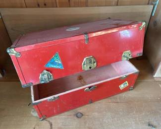 239 redvintagemetaltraveltrunkwithtrav
