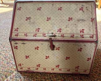 041 vintagefloralpatternedmetalbreadbox