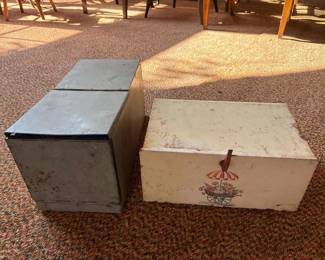 042 pairofvintagemetalbreadboxes