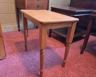 311 woodensidetablewithturnedlegs