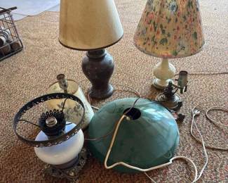 043 vintagetablelampsandgreenhangingla