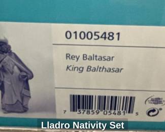 Lladro Nativity Set second image