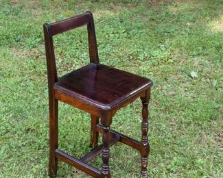 Small stool/kids chair in great shape 