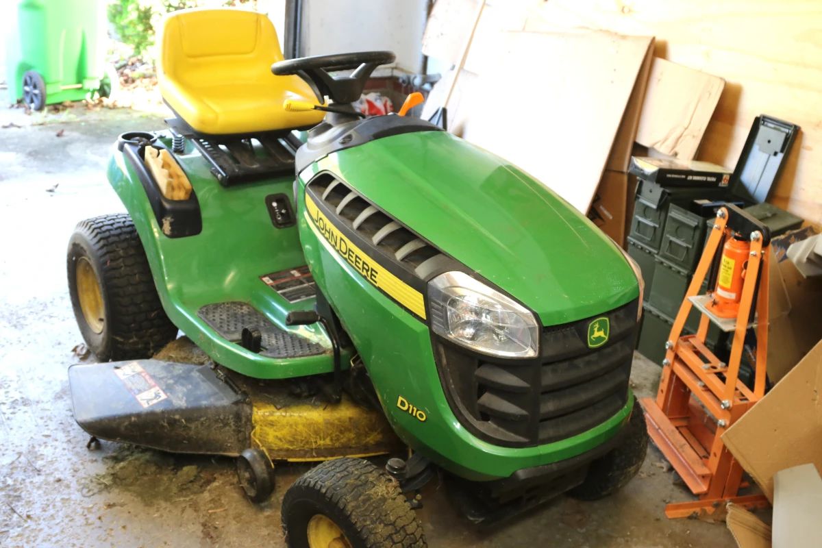John Deere D110 Mower/Tractor
