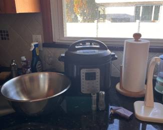 Rice cooker and kitchen