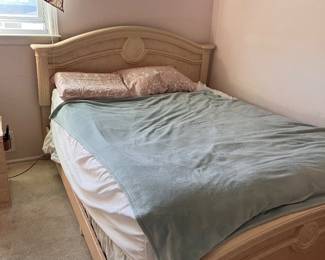Bedframe with headboard and footboard