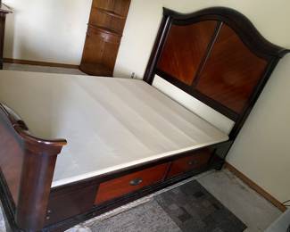 Queen size, has drawers on sides 