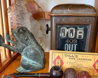 Vintage pipes, Frog Book end