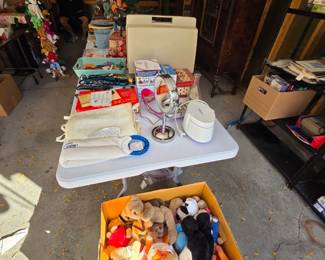 Stuffed animals, miscellaneous bathroom items