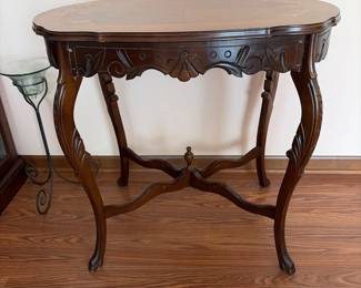 017 Antique Victorian Carved Walnut Oval Parlor Table