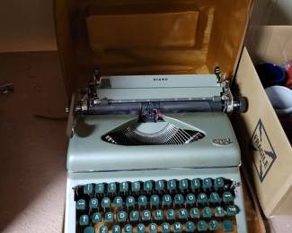 003 Royal Diana Vintage Portable Typewriter with Case