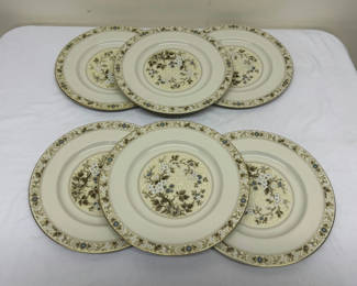 Lot 26: Royal Doulton Mandalay Dinner Plates