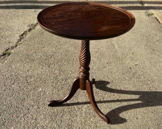 Lot 43: Pedestal Round End Table