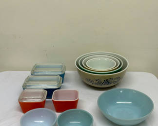 Lot 12: A Collection of Pyrex Wares