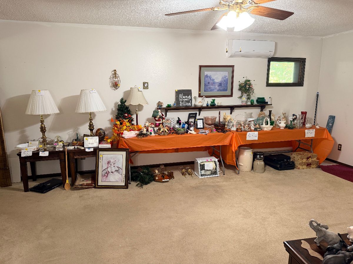 Christmas decor, lamps, end tables