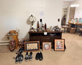 Vintage lamp, pictures, TV stand 