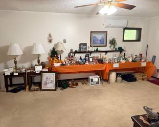 Christmas decor, lamps, end tables 