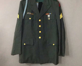 Lot 228: U.S. Army Dress Coat w/ Sterling Badge (8+dwt)