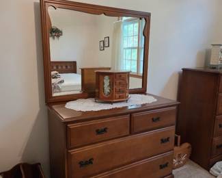 Drresser w/mirror